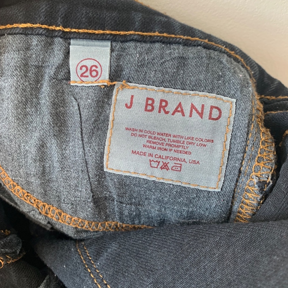 J Brand Jean Black Stretch Wash size 26 Inseam 28" - Picture 4 of 5